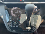 タッチパネルのオートエアコンを装備装備です。自動で車内の温度調節してくれる便利な装備です。