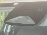 【ホンダセンシング】走行中に前方の車両等を認識し、衝突しそうな時は警報とブレーキで衝突回避と被害軽減をアシスト。より安全にドライブをお楽しみいただけます。