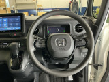 ステアリング右手側に安全運転支援機能のホンダセンシングをコントロールするスイッチ、左手側にオーディオ関連のコントロールスイッチを配置、視線を逸らすことなく運転に集中できます
