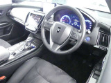 ドライバーを包み込むようなデザイン。運転していて安心感、高級感を感じられるコックピットです。