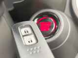 【Hondaスマートキー】カバンやポケットに入れたままでもドアの施錠・解錠が可能なスマートキーを装備。エンジンのオン・オフ時もカギを取り出す必要が無いからとっても便利です♪