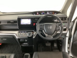 【ハンドル】運転にかかわる様々な操作を安全に行えるように視点移動が少なく操作性に配慮されたスイッチ類が凝縮されたコックピットです。