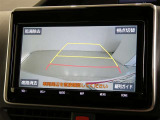 バックガイドモニター付き。車両後方の映像をナビ画面に表示し、駐車などの後退操作をサポートします。