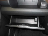 車検証などの収納に便利なグローブボックスです。