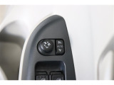 鍵の施錠開錠に合わせてドアミラーが開閉するオート格納機能付きのドアミラー。少し離れた場所からでも見た目で鍵の閉め忘れの確認が出来る便利な機能です。