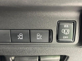 【ハンズフリー機能付き両側パワースライドドア】スライドドアの下に足先を入れてすぐ引くと、自動的にスライドドアが開閉します!荷物で両手がふさがった状態でも、ドアの開閉ができてとっても便利!