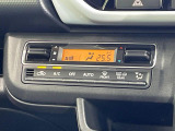 【オートエアコン】一度お好みの温度に設定すれば、車内の温度を検知し風量や温度を自動で調整。暑い&hellip;寒い&hellip;と何度もスイッチ操作をする必要はありません。快適な車内空間には必須の機能ですね♪