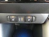 【シートヒーター】運転席と助手席の座面にヒーターが内蔵が内蔵されていますので寒い時でも快適運転です。