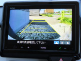 リアワイドカメラシステム!従来の視野に加えて、後方側方を約180&deg;まで見えるワイドビューと、後方を真上から見たような視野で駐車時などに便利なトップダウンビューの3つの視野があります!
