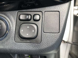 電動格納式ドアミラー付き。 狭い駐車場へ停めた時に、ボタン1つで左右のミラーをたたむ事ができます。
