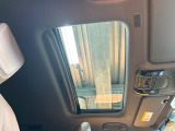 【サンルーフ】開放感たっぷりの希少装備、サンルーフが装着されています!車内に明かりを取り入れたり景色を楽しむ以外にも、車内の空気も簡単に換気できて快適です!