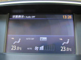 エアコン左右独立温度調整機能は、運転席と助手席それぞれにお好みの温度を設定することができます。