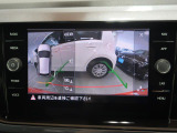 ギアをリバースに入れると車両後方の映像を映し出します。画面にはガイドラインが表示され、車庫入れや縦列駐車などの際に安全確認をサポートします。