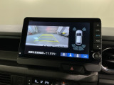 リバースギアに入れるだけで後方の表示へ切り替わります。夜間や雨の日の駐車も楽になりますよ。