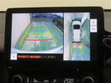 パノラミックビューモニター搭載。カメラで車両周囲の状況を映し出すため、狭い場所での駐車などに役立ちます。