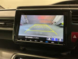 リバースギアに入れるだけで後方の表示へ切り替わります。夜間や雨の日の駐車も楽になりますよ。