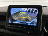 リバースギアに入れるだけで後方の表示へ切り替わります。夜間や雨の日の駐車も楽になりますよ。