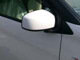 電動格納式ミラーなので、対向車などとのすれ違い時にも便利です。