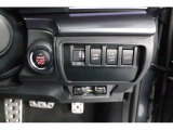キーレスアクセス&プッシュスタート。アクセスキーを携帯して運転席か助手席のドアハンドルの内側に触れるだけで開錠 ドアハンドルのセンサーに触れて施錠
