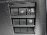 オートマチックハイビームとは、先行車や対向車のライトを認識し、ハイビームとロービームを自動で切り替える機能です。夜道の視界を確保します。詳細は販売店スタッフまでおたずねください。