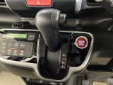 CVT車のセレクトレバーです。低速から高速まで、変速ショックのないスムーズな走りを実現するとともに、エンジン効率のよい領域を維持することで燃費にも貢献します。