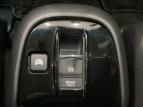 セレクトレバーの下に電子制御パーキングブレーキがあります。スイッチひとつで、停車した地点の傾斜などをシステムが検知・判断してブレーキ力を自動的に最適制御し、しっかり停車できるパーキングシステムです。