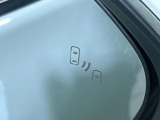 【ブラインドスポットモニター】走行中、ドアミラーの死角になりやすい箇所に後続車が接近するとサイドミラーのレンズに警告を表示!ドライバーに注意喚起をしてくれます。