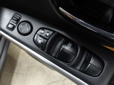 運転席から左右のドアミラーの開閉が可能です♪駐車場でのドアミラーの折り畳みが簡単です♪