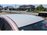 ルーフは最も太陽の熱を受けます。色アセがしやすいところです。こちらの車両は色アセ、クリア剥がれなどなく、綺麗な状態です。ご購入後も綺麗な状態を保つため、ボディーコーティングをお勧めしています。