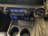 左右独立温度コントロールフルオートエアコンです。運転席、助手席それぞれで独立して温度設定ができます。