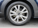 18インチ純正アルミホイールを装備。タイヤサイズは215/55R18となります。