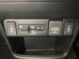 前席の左右別々のシートヒータースイッチが付いています。HiとLoの2段階で温度設定ができます。スイッチの間にはアクセサリーソケットとETCがついており、高速道路の料金所の通過も楽々です!。