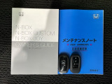 スマートキーは鍵をバッグに入れたままでもドアロックの開閉やエンジンのON・OFFができます。夜間や雨の日も鍵を探さなくて良いので便利です。
