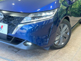 【LEDヘッドライト】悪天候や夜間走行時も良好な視界を確保し安心して運転できる高輝度LEDヘッドライトを装備!点灯速度が早く、消費電力も抑えられています。