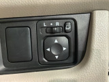 狭い駐車場で便利な電動格納ドアミラーが付いています。