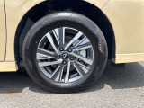 【純正アルミホイール】純正設計ならではの美しいデザインと精密な仕上げで、車両全体のスタイリングを引き立てます。