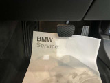 【ペダル】BMWはオルガン式アクセルペダルを採用しています。踏み込む足とペダルが同じ軌跡を描くため、かかとがずれにくく、アクセルコントロールがよりしやすくなるメリットがあります。