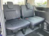 サードシートもスライドしますので荷室や足元の広さ調整ができます。