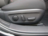 運転席シートは前後スライド・上下リフター・リクライニング・ランバーサポートを細かく調整し、人馬一体感を具現化する事ができる電動シートを装備。またお二人までシートメモリーすることができます。