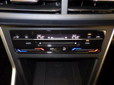 タッチコントロール式2ゾーンフルオートエアコンパネル。運転席、助手席それぞれ独立して温度管理が可能です。花粉やダストを除去するフレッシュエアフィルターも装備され、クリーンな室内環境を保ちます。