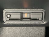 ハンドルの左下にETCがついています。高速道路の料金所の通過も楽々です。カードの取り出しもしやすい場所についています。