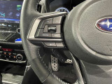 ステアリングスイッチ付きで、運転中に視線を前に向けたまま操作できます。