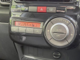 【オートエアコン】一度お好みの温度に設定すれば、車内の温度を検知し風量や温度を自動で調整。暑い&hellip;寒い&hellip;と何度もスイッチ操作をする必要はありません。快適な車内空間には必須の機能ですね♪