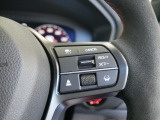【ACC〈アダプティブ・クルーズ・コントロール〉】予め設定した車速内でクルマが自動的に加減速。前走車との適切な車間距離を維持しながら追従走行しドライバーの運転負荷を軽減します。