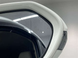 ブラインドスポットモニター(BSM)を装備しています。隣を走る車両が死角に入るとミラー内LEDインジケーターが点灯。さらに、ウィンカーを出すとインジケーターが光って点滅して注意を促してくれます。