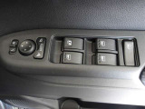 パワーウィンドウスイッチで運転席から全席の窓の開閉ができます。