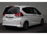 縦列駐車やUターンなど、日常のシーンで使いやすさを実感。バック駐車などの際におおよそのタイヤの切れ角がわかる機能も設定しています。