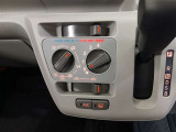 シンプルで使いやすいマニュアルエアコン。適切に操作することで快適な車内環境を保つことができます