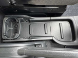 センターコンソールトレイ☆ドリンク置きもございます☆トレイになってますので、バックを置いておく事もできますし、お仕事で使われる荷物もサッと置いておけます♪