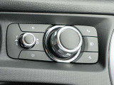 【コマンダーコントロール】手元でマツダコネクトの操作ができます。画面を注視せず安全運転に役立ちます。